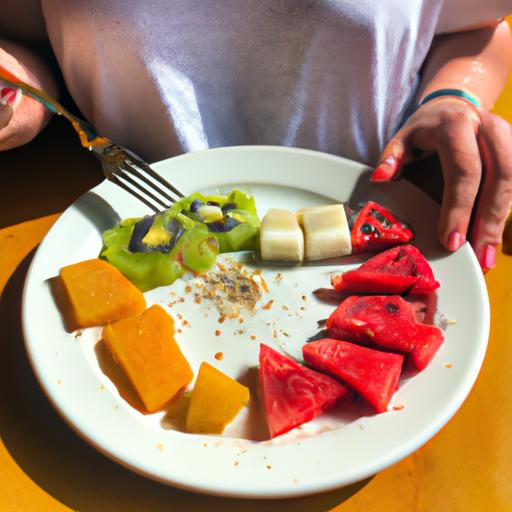 Một người đang ăn một bữa ăn bổ dưỡng với nhiều loại rau và hoa quả trên đĩa.