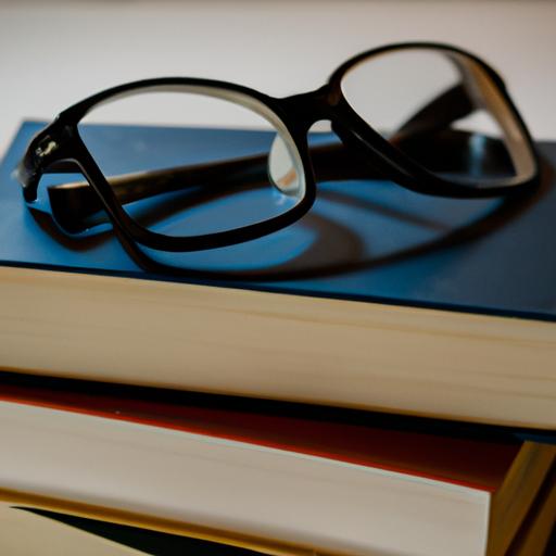 Một đống sách với một cặp kính đặt trên đỉnh