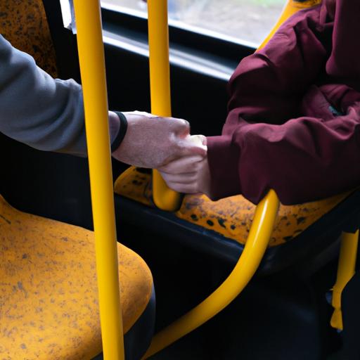 Người nhường chỗ cho người già trên xe buýt