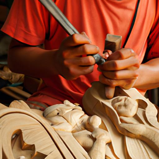 Một thợ thủ công đang khắc gỗ để làm đôn chề.